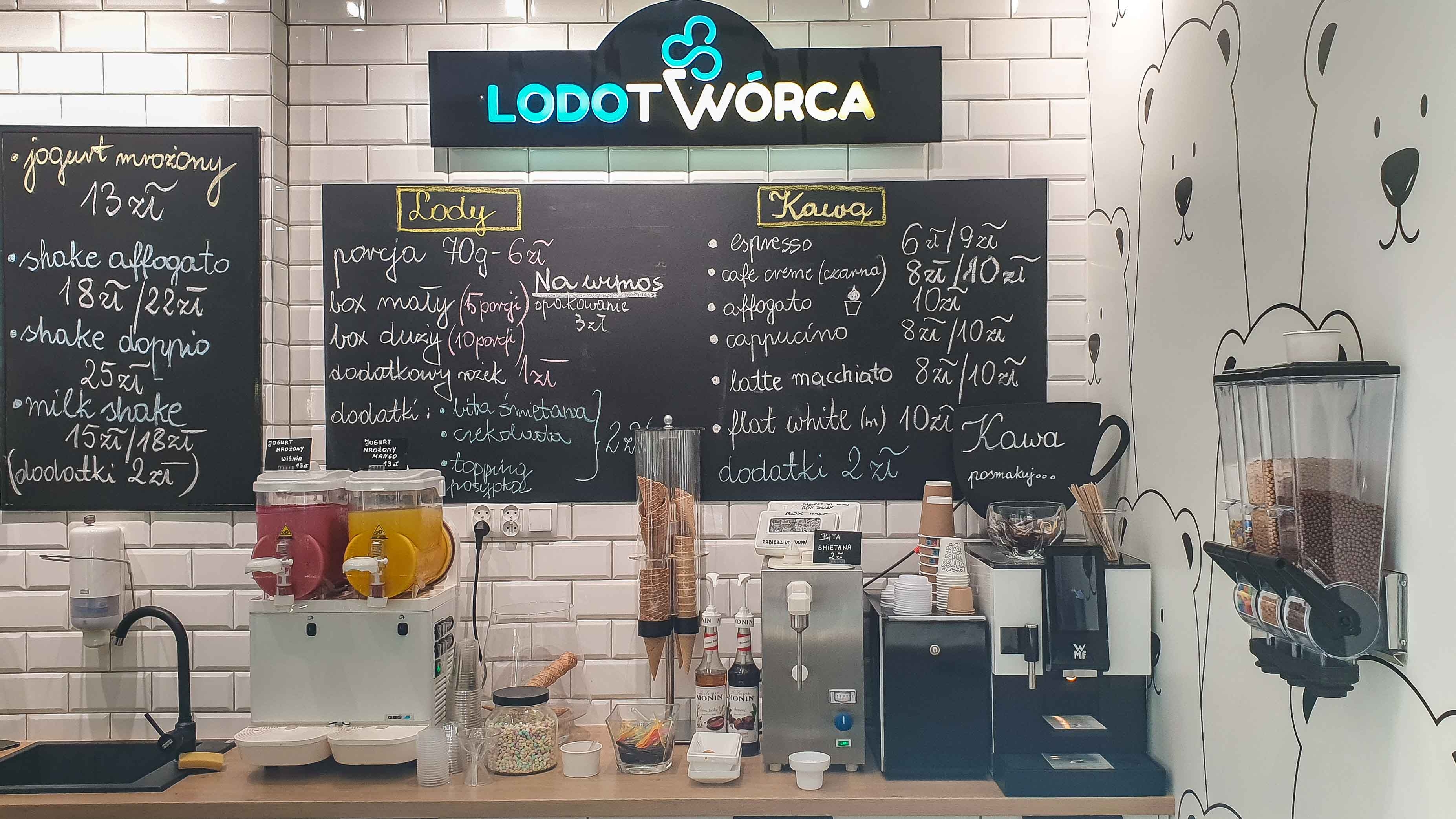 Jogurty mrożone Rzeszów kawiarnia shake milkshake mrożonyjogurt lód włoski sorbet kawa cafe rurki z kremem deser lodowy bita śmietana soki frappe posypki polewy.jpg