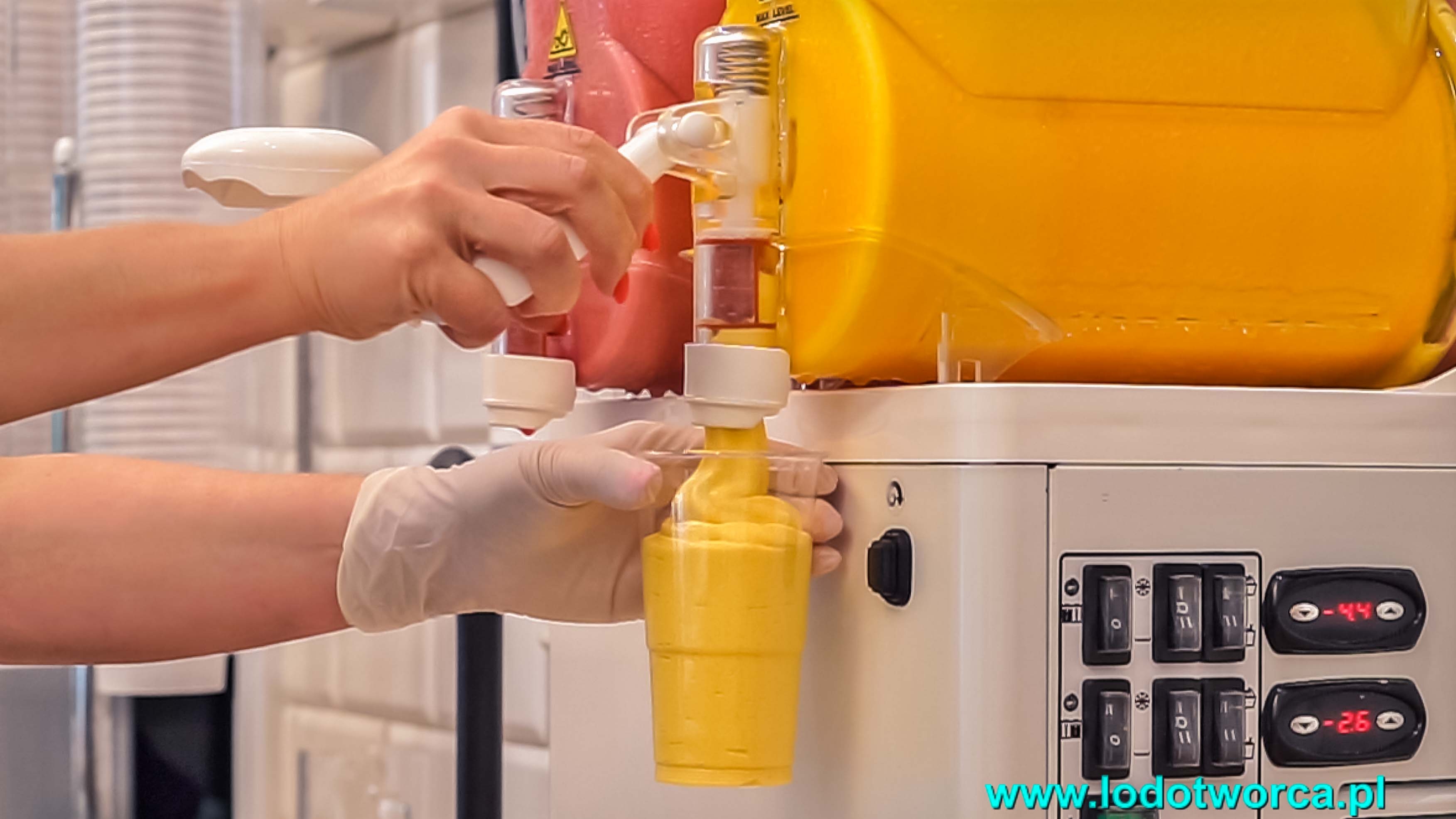 Mrożony jogurt Rzeszów kawiarnia shake milkshake mrożonyjogurt lód włoski sorbet kawa cafe rurki z kremem deser lodowy bita śmietana soki frappe posypki polewy.jpg